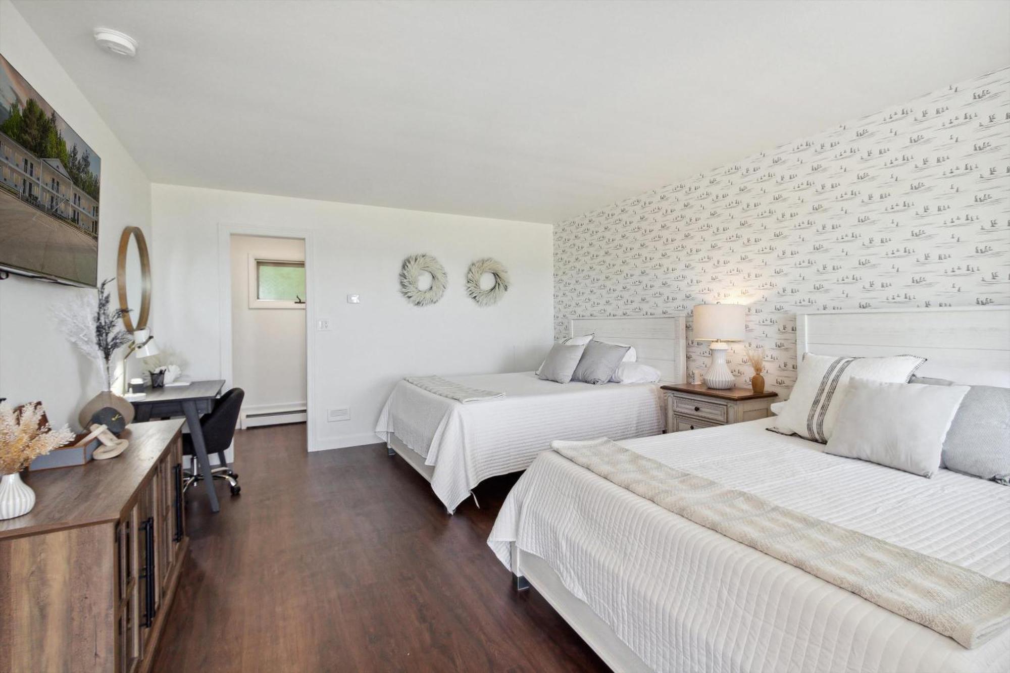 Villa Self Check-In Lake Views Workspace 2 Queen Beds Petoskey Exterior foto
